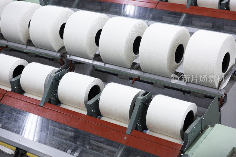 在一家工厂的纺纱生产线上的棉花集团