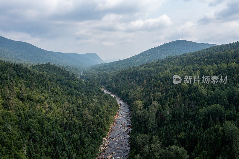 鸟瞰图的北方自然森林和河流在夏天，魁北克，加拿大