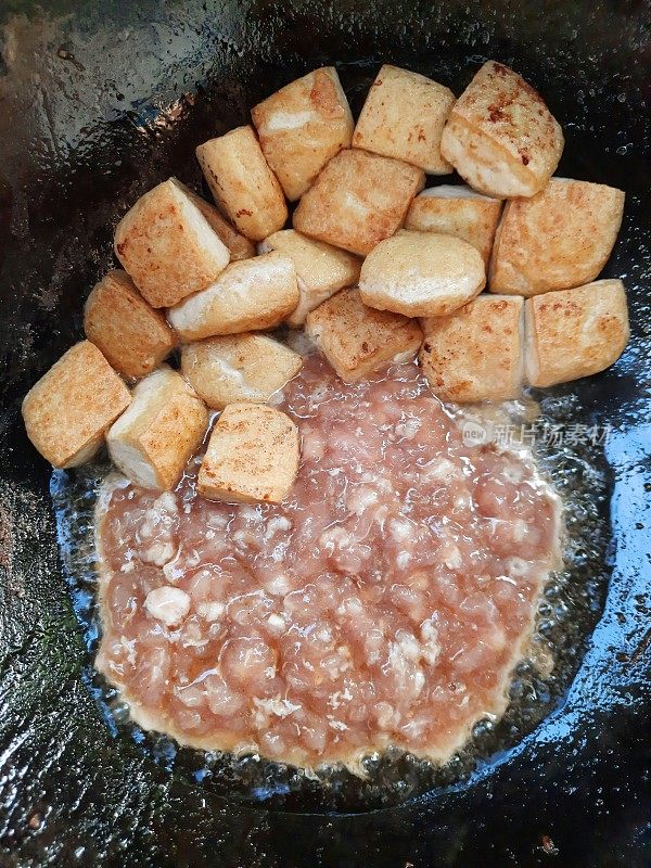 炒豆腐和肉末的食品准备。