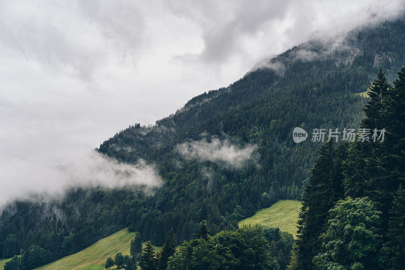 山脉、山谷和风暴云的风景