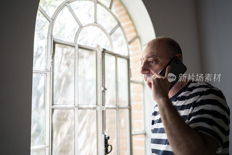 一个成熟的男人在用智能手机说话