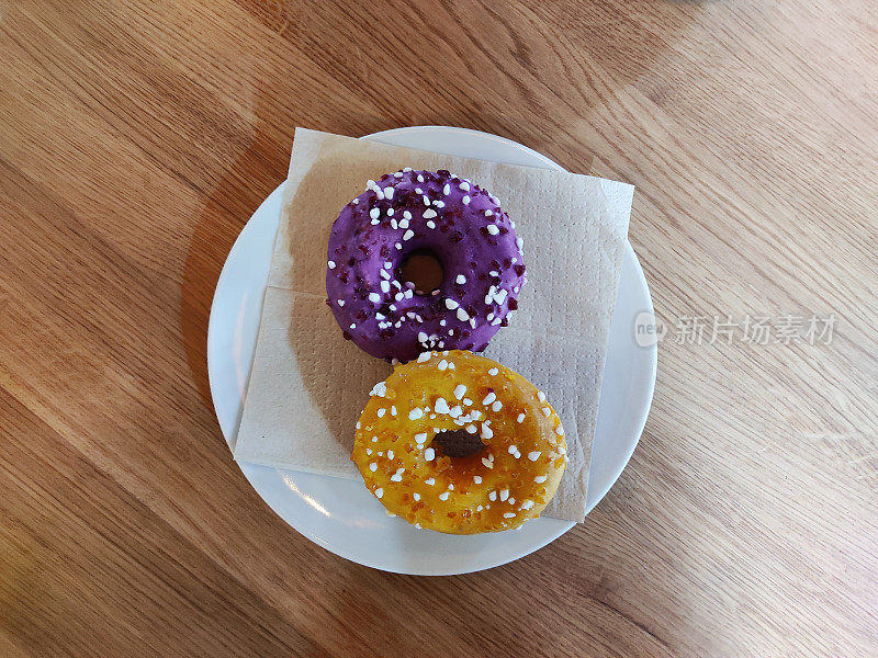五颜六色的紫色和黄色釉面甜甜圈