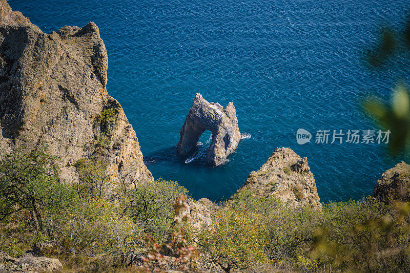 俄罗斯克里米亚卡拉达格黑海金门岩石的俯视图