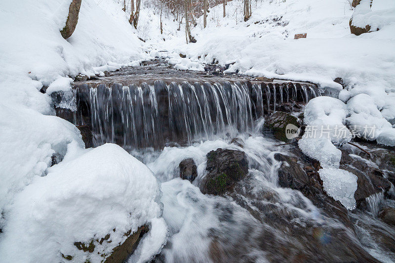 冬季高山瀑布雪景。雪山瀑布景观。冬季的山瀑布在Shipot瀑布-喀尔巴阡山脉，乌克兰。