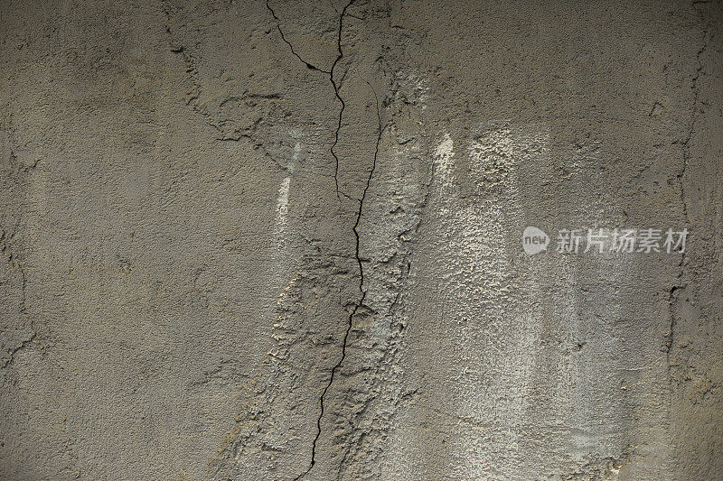 破碎水泥。混凝土墙未经处理。裂缝中的表面细节。