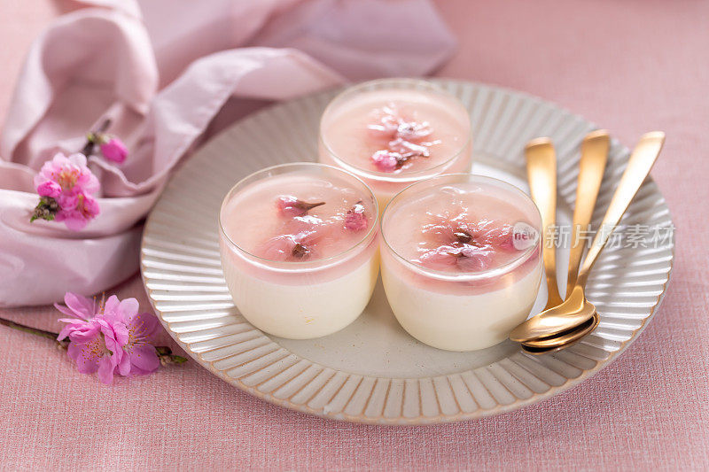 美丽的樱花味甜点-奶油冻果冻