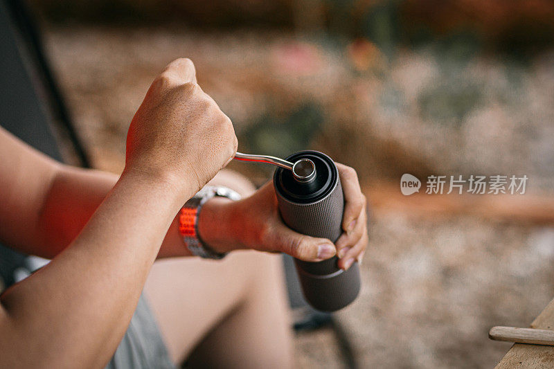 亚洲咖啡师正在使用手工咖啡机aeropress来煮咖啡