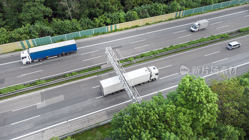 公路上的卡车收费系统-控制门架，鸟瞰图