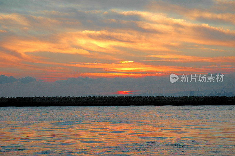 九州别府湾清晨的红天空