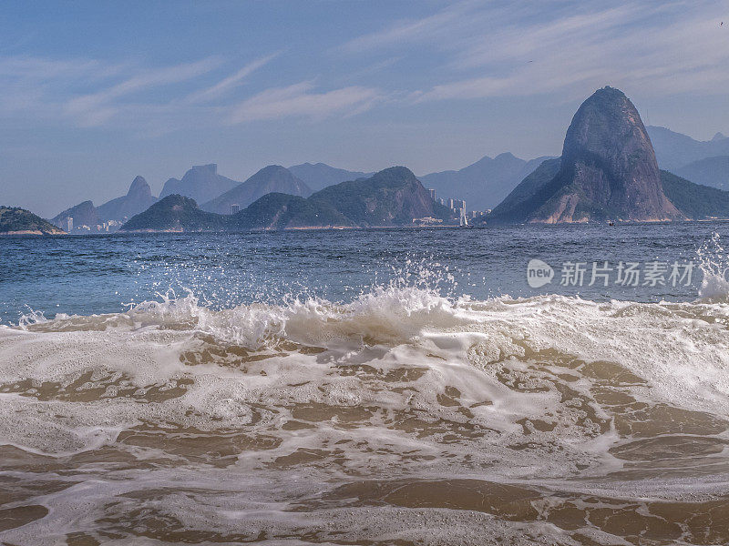 从海边俯瞰里约热内卢的山景