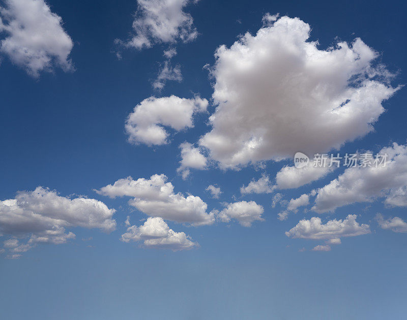 蓝色的夏天天空与白云完美的天空背景