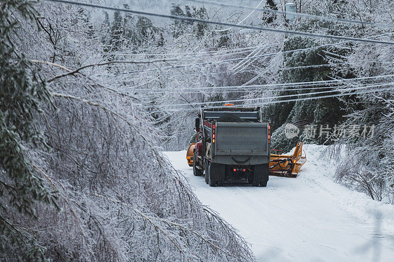 扫雪机在冰暴期间清理道路