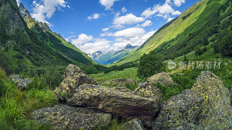 美丽惊人的山脉景观。在俄罗斯北高加索山脉的大自然中旅行。