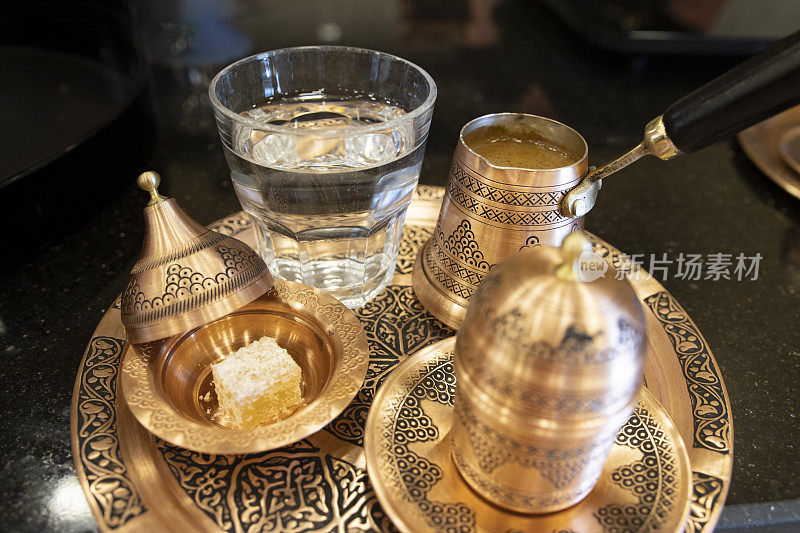 土耳其咖啡在黄铜器皿。