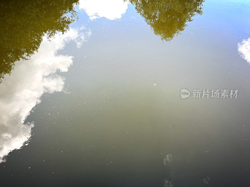 浑浊的河水:河流中混浊的水，用作纹理或背景