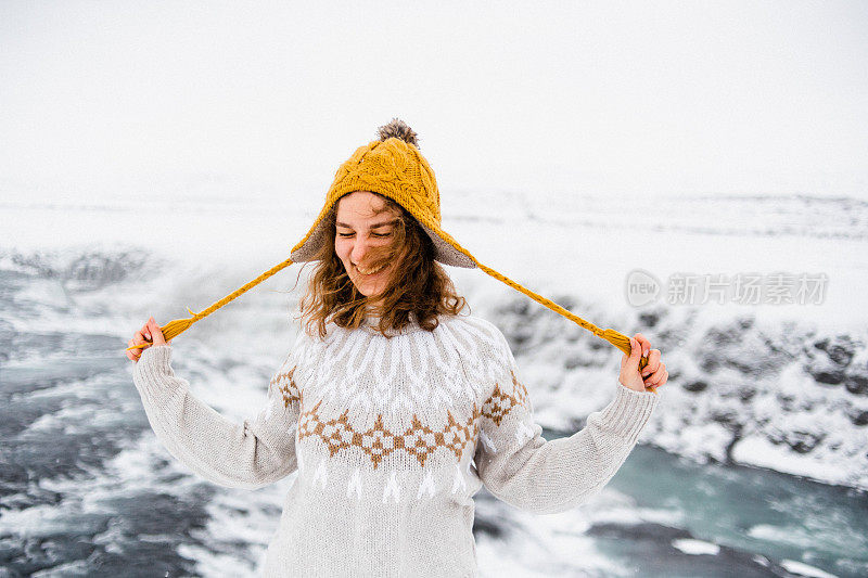 一个快乐的女人在海湾瀑布的背景