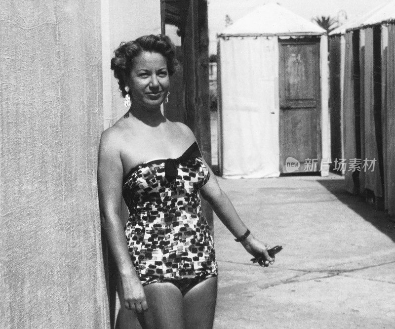美丽的年轻女子穿着泳衣。1958.