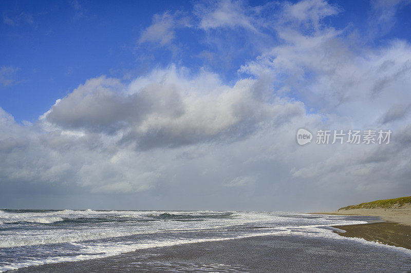 海浪冲击着瓦登海地区特塞尔岛的海滩