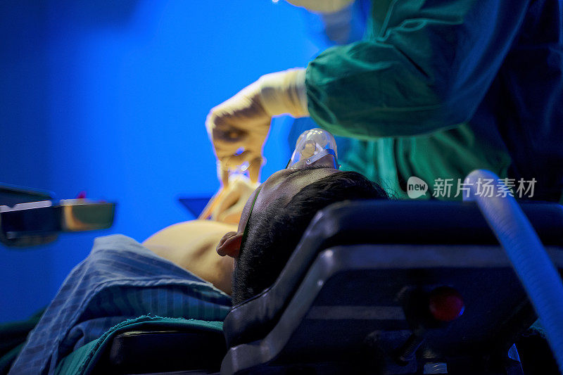 医生在手术室给病人做手术。