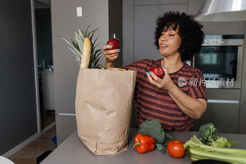 女人打开装满健康食品的袋子