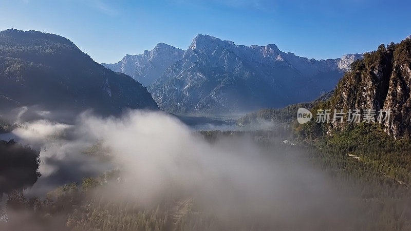 夏天早晨在萨尔斯卡默古特的阿尔姆湖(阿尔姆湖)鸟瞰图，奥地利。