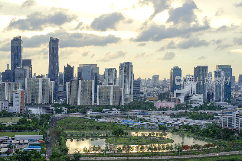 间隔拍摄的城市。高视野，城市天际线，移动的云。