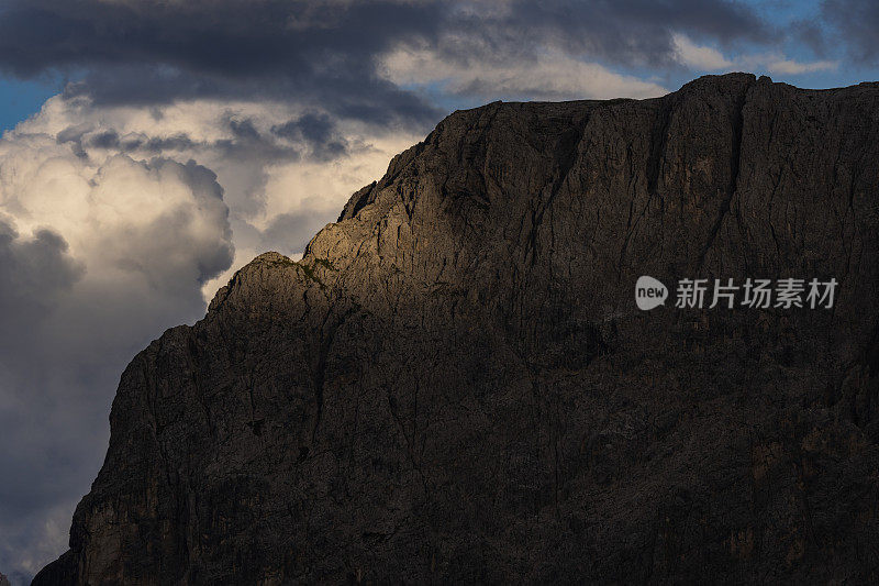 白云石标志性的户外景观:苍白山脉上的日落