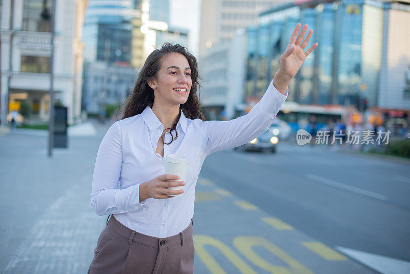 成年女子叫出租车