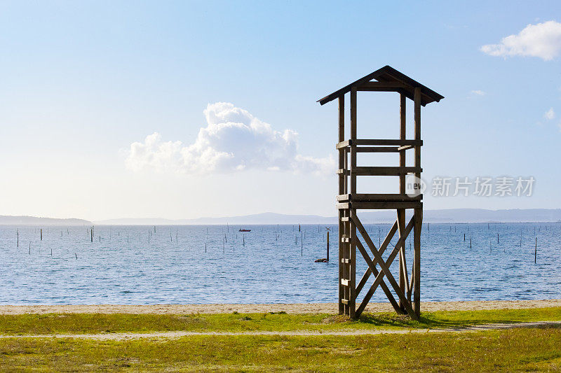 救生员瞭望塔的剪影，海滩，海景。ria拜。