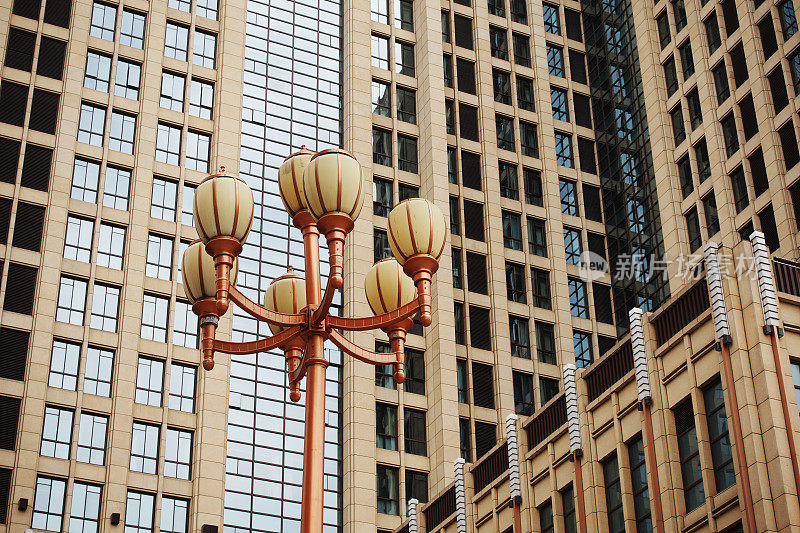 城市街灯和办公楼窗户