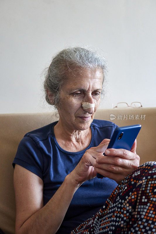 使用智能手机的老年女性