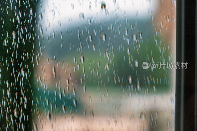 窗外的雨