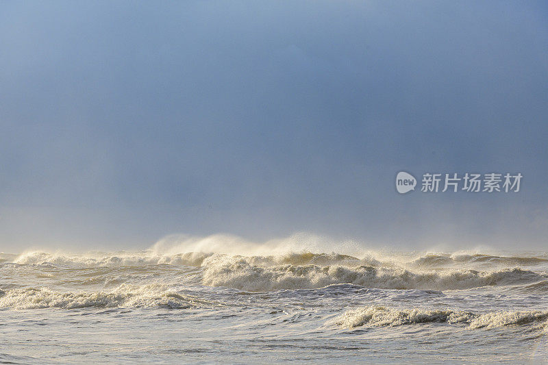 瓦登海区特塞尔岛海滩上的海浪