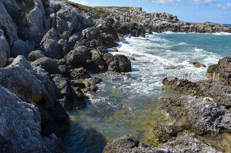 海岸线，岩石与大海