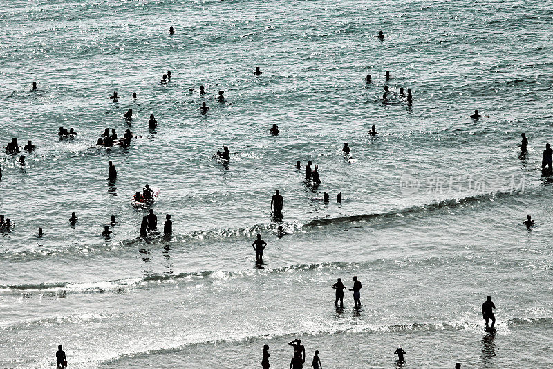 意大利炎热的夏日，人们在海上沐浴的剪影