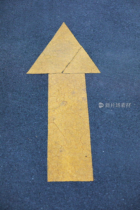 前方街道上有黄色箭头指示标志