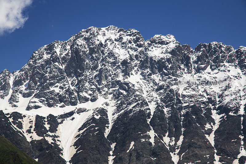 冬天积雪覆盖了群山。山景观