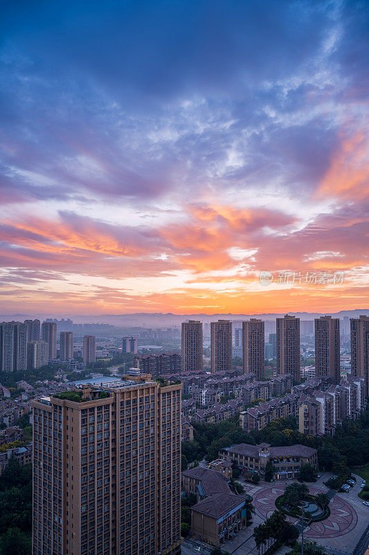 清晨，成都市上空乌云密布