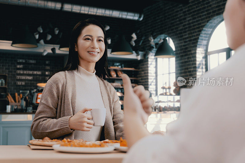 女性手握一片披萨