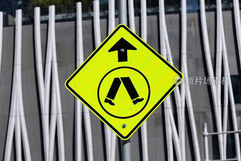 黄色人行横道标志