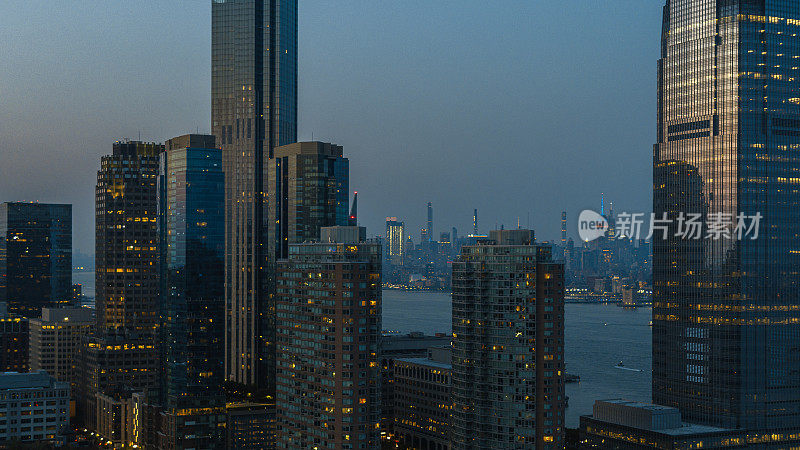 日落时分的泽西城的现代摩天大楼。从哈德逊河俯瞰曼哈顿中城。