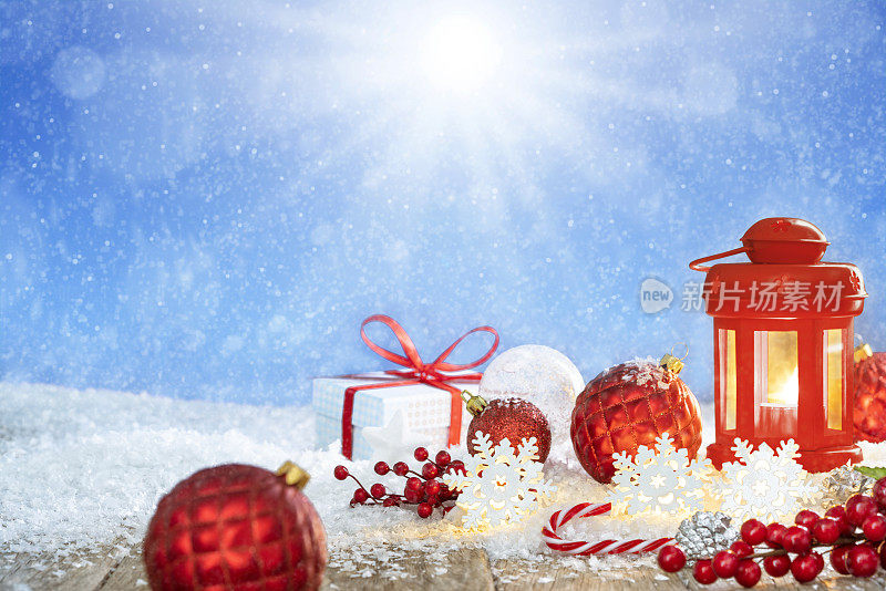 雪花飘飘的圣诞贺卡配上灯笼、礼品盒、小玩意儿