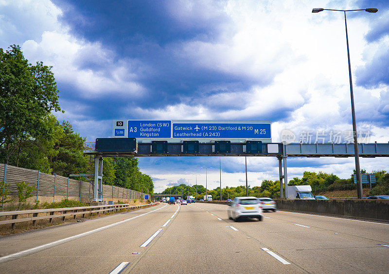 伦敦高速公路交通路牌到机场盖特威克和希思罗在英国英格兰