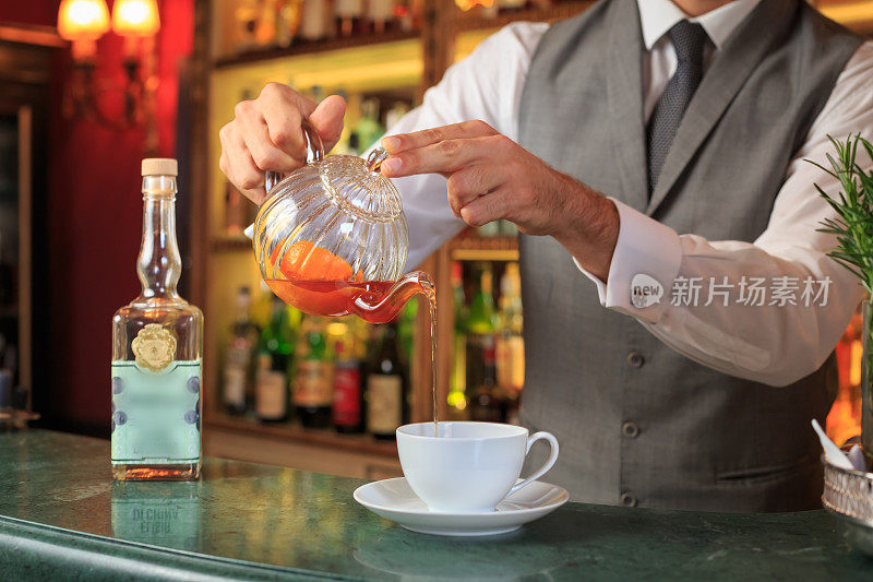 调酒师泡茶