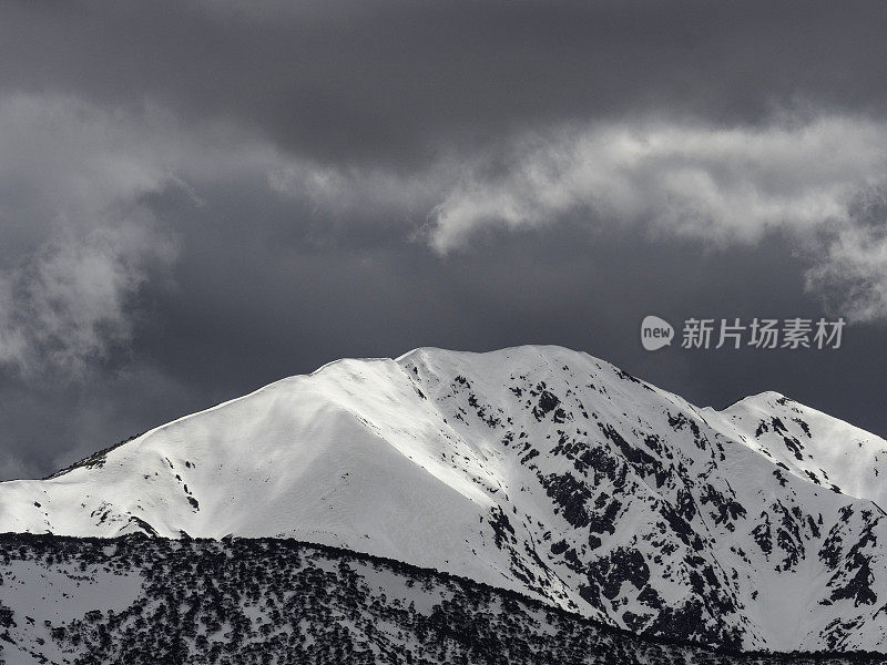 乌云笼罩着雪山