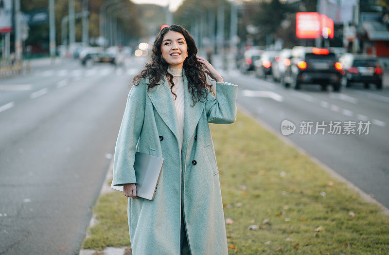 一名年轻女子在交通高峰期过马路