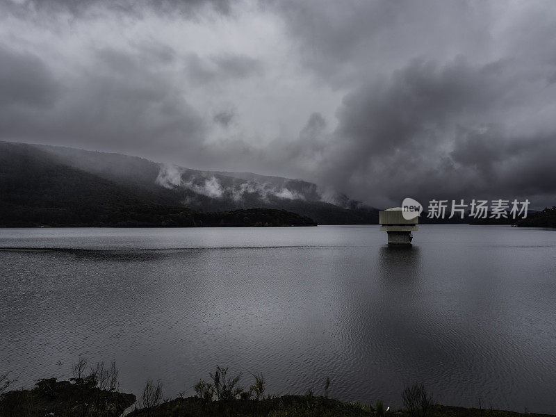 阴暗多变的水库和水塔