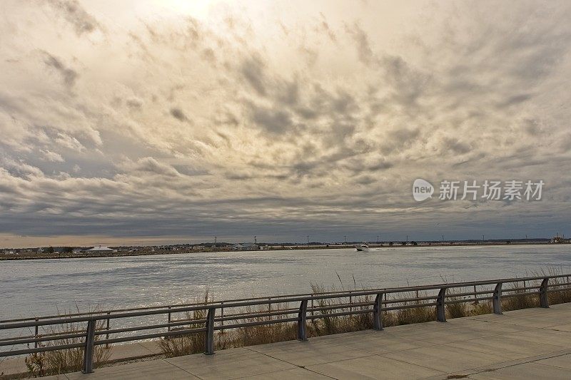 一个寒冷的灰蒙蒙的日子，特拉华海岸州立公园，印度河和大西洋的交汇处