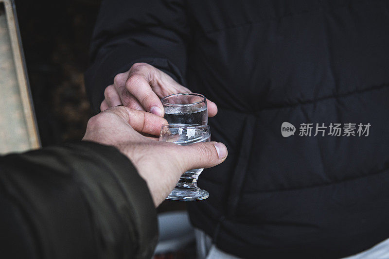 两个白种人喝酒敬酒