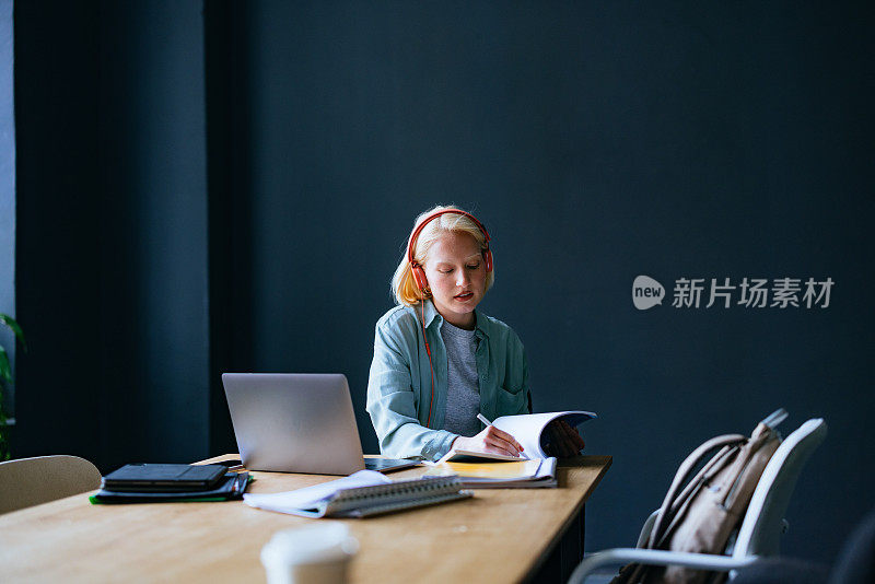 在图书馆学习的年轻女学生